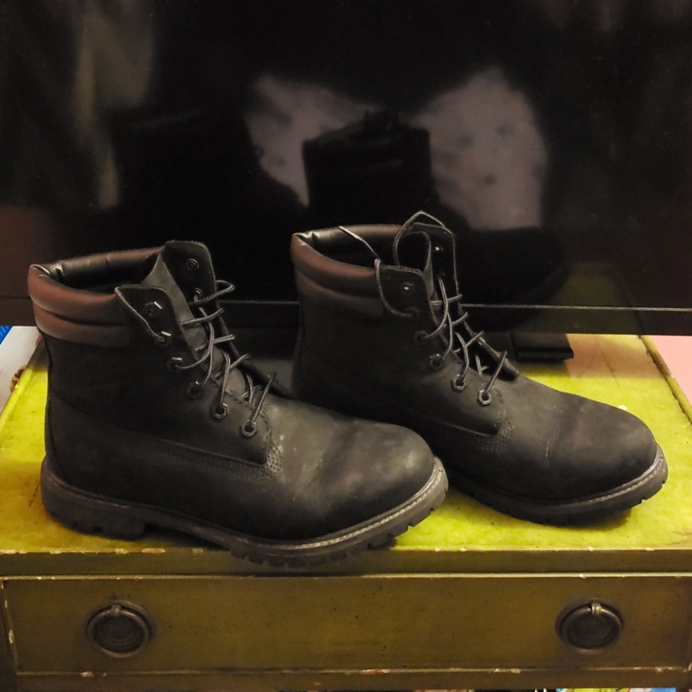 Lightly Worn Classic Black Timberland Boots 9 Wide